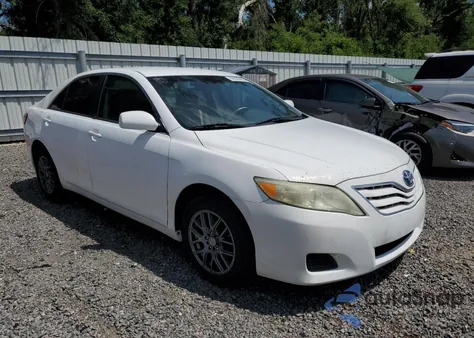 2011 Toyota Camry Base z USA, uszkodzony, nr VIN 4T1BF3EK4BU689504